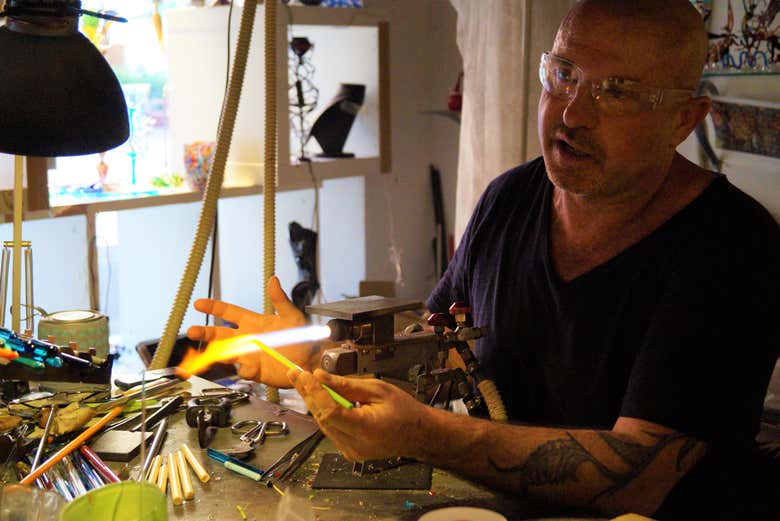 Artista trabajando el vidrio