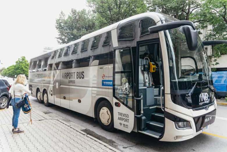 Autobús abierto para acoger a los viajeros