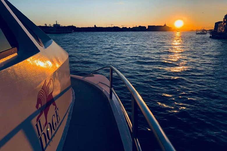 Balade en bateau au coucher de soleil