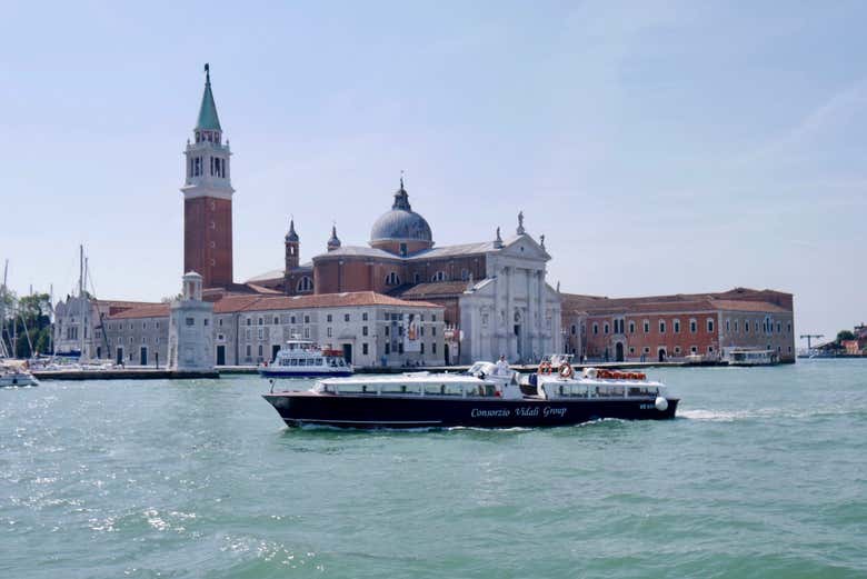 Barco saliendo de Venecia