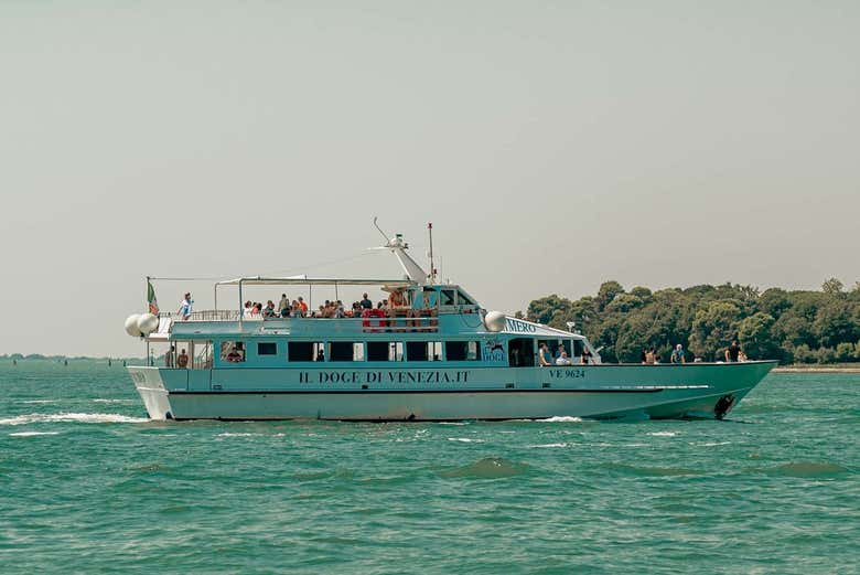 El barco surcando las aguas de Venecia antes del atardecer