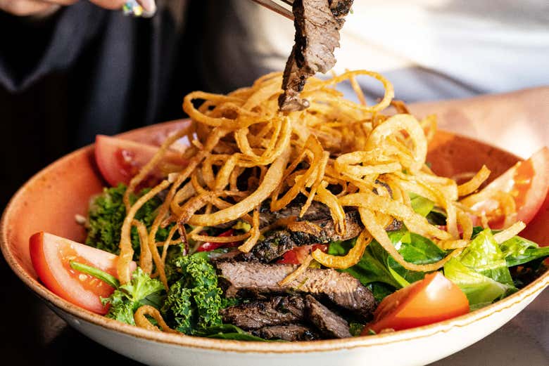 Carne com verduras frescas
