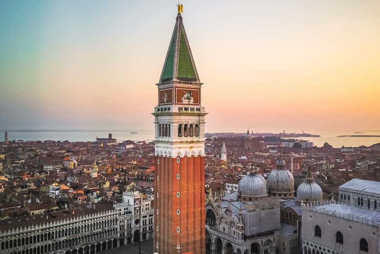 Il campanile di San Marco domina Venezia