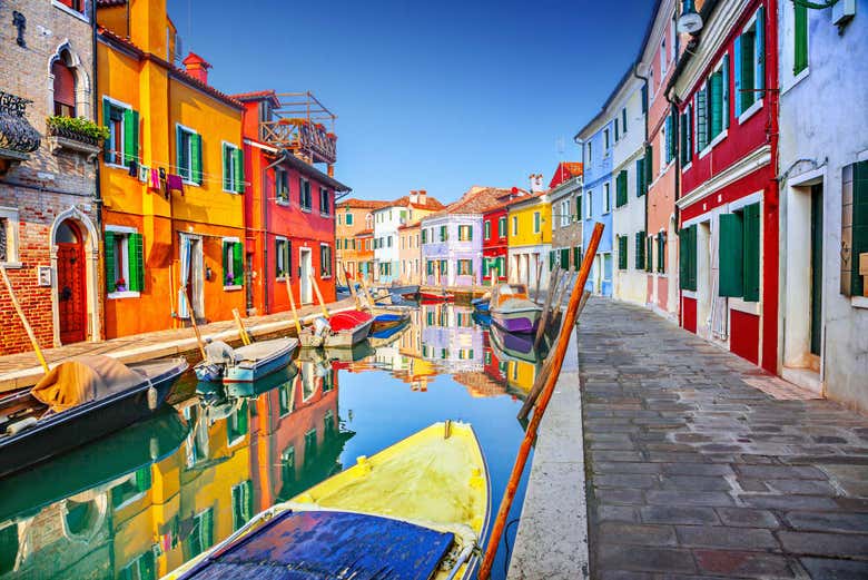 Canal en Burano y casas de colores