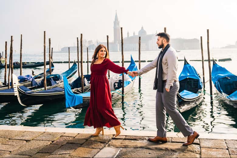 Junto a unas góndolas tradicionales en Venecia