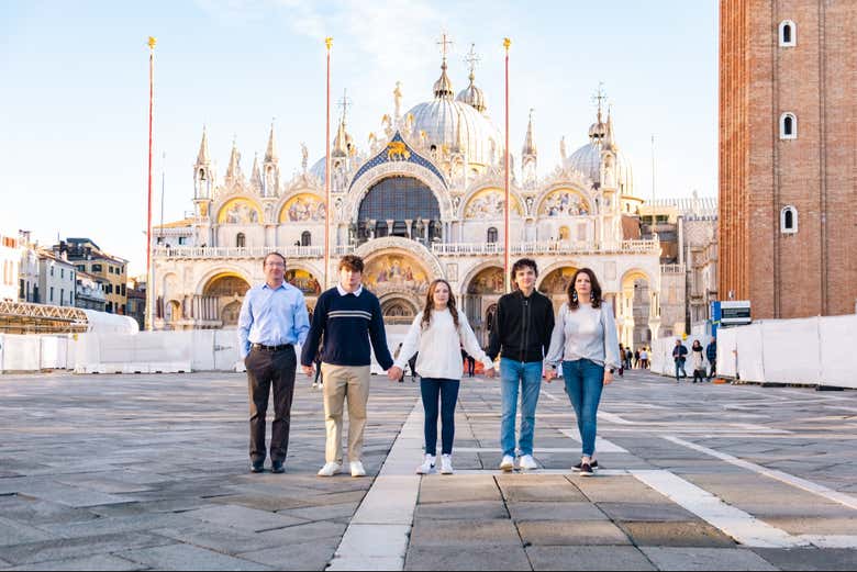 Foto de familia con la Basílica de San Marcos de fondo