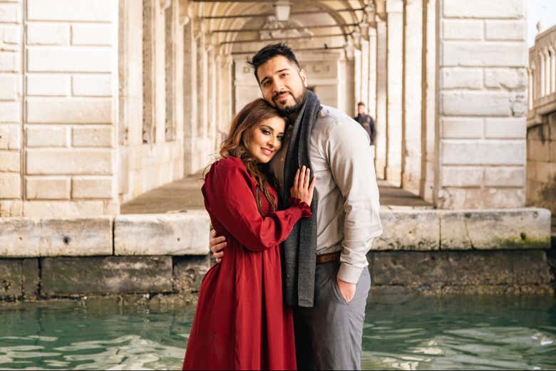 Foto en pareja en un canal de Venecia