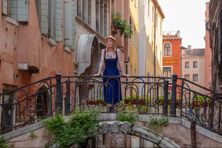Posando en un puente de Venecia 