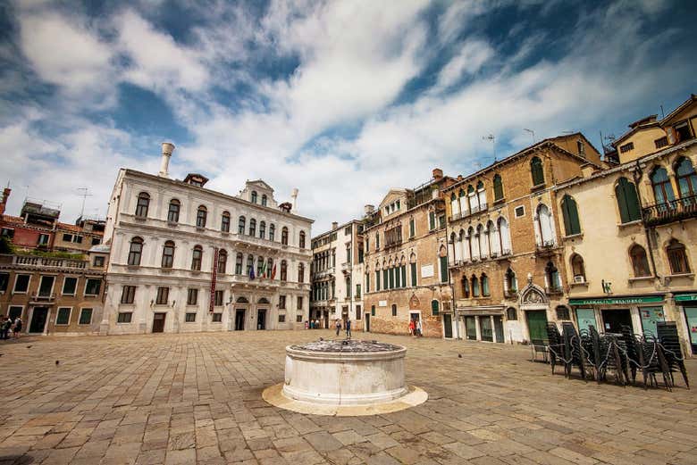 Uma praça tradicional em Veneza