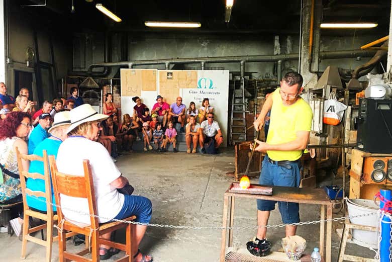 Demostración en un taller de cristal de Murano