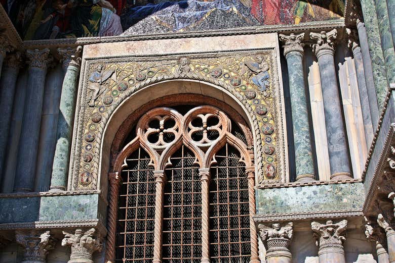 Una de las vidrieras de la basílica de San Marcos