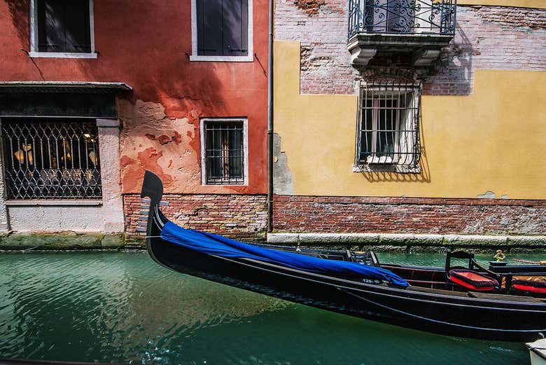 Detalles de la góndola veneciana en la que navegaremos