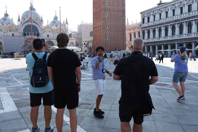 Disfrutando de la visita por la plaza de San Marcos
