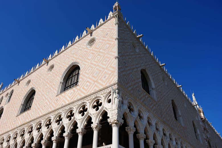 Fachada del Palacio Ducal, de estilo gótico