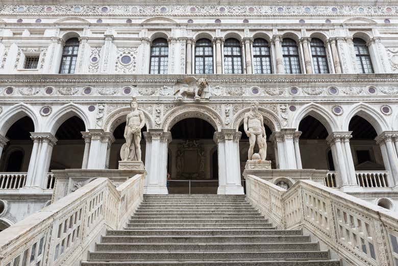 Escaleras de mármol en el Palacio Ducal