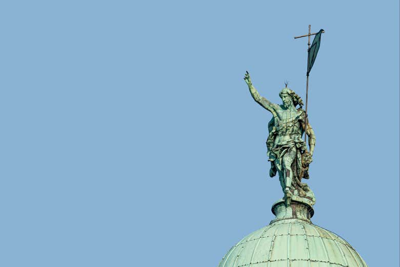 Admiring the dome of San Simeone Piccolo Church