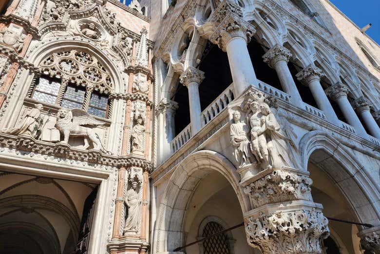 Detalles de la fachada del palacio