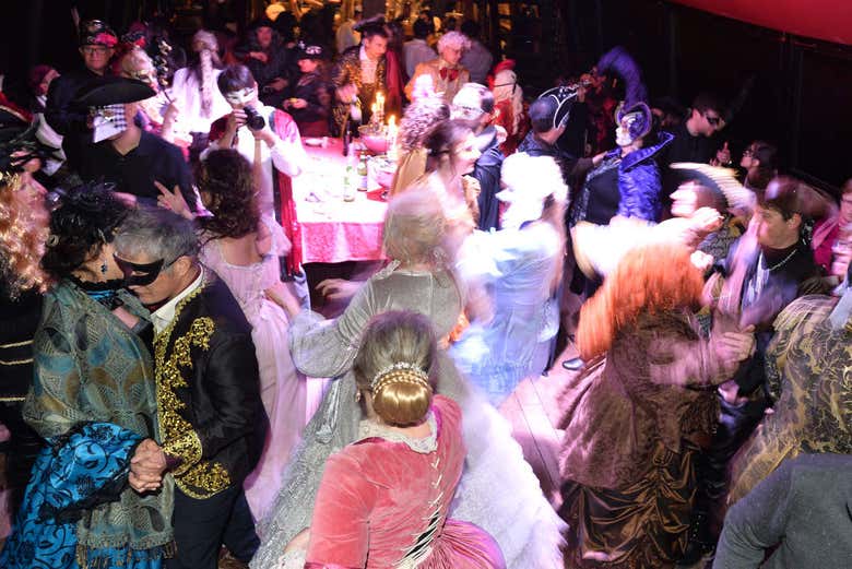 Desfrutando da festa de carnaval veneziana no Galeão
