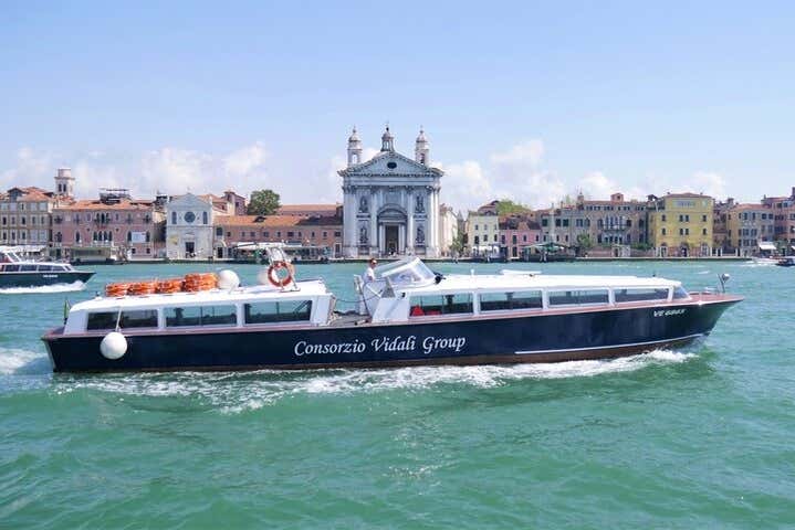 Navegando por el canal de Giudecca