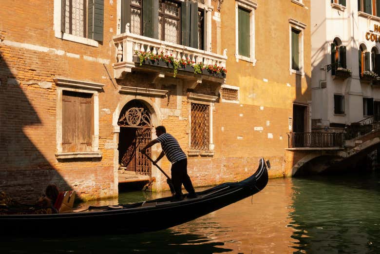 Un gondolier ramant dans la barque commune
