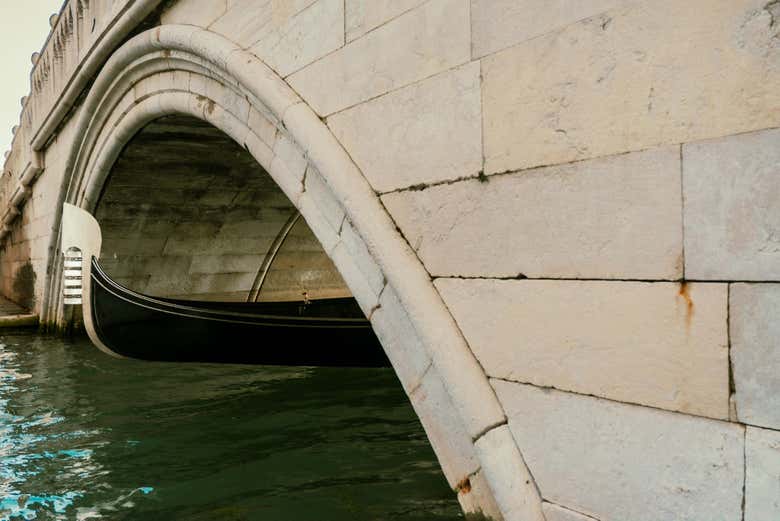 Passez sous un pont à Venise