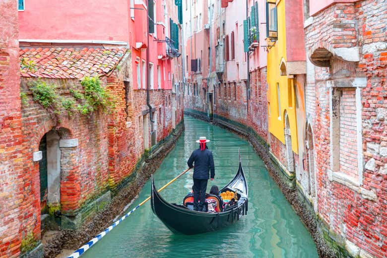 Surcando un estrecho canal de Venecia