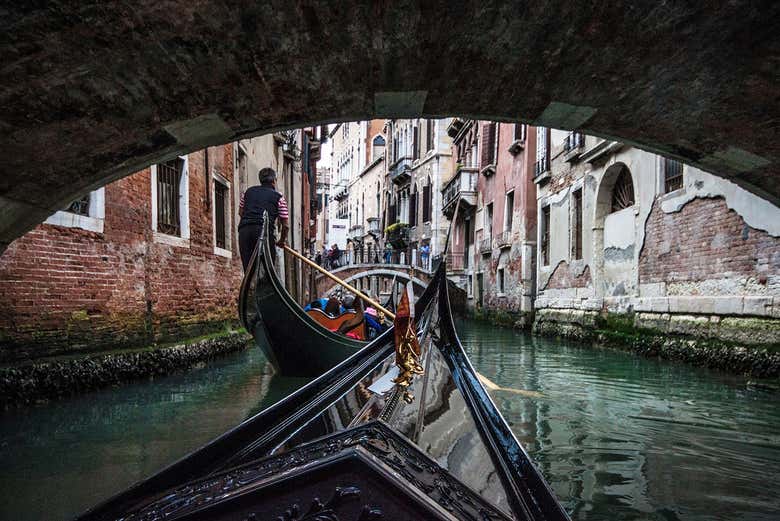 Pasando bajo uno de los puentes de Venecia con la góndola