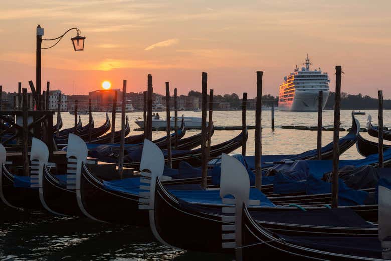 Il porto di Venezia al tramonto