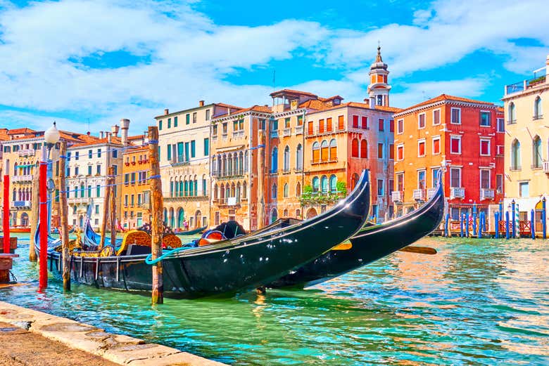 Góndolas en un muelle del Gran Canal de Venecia