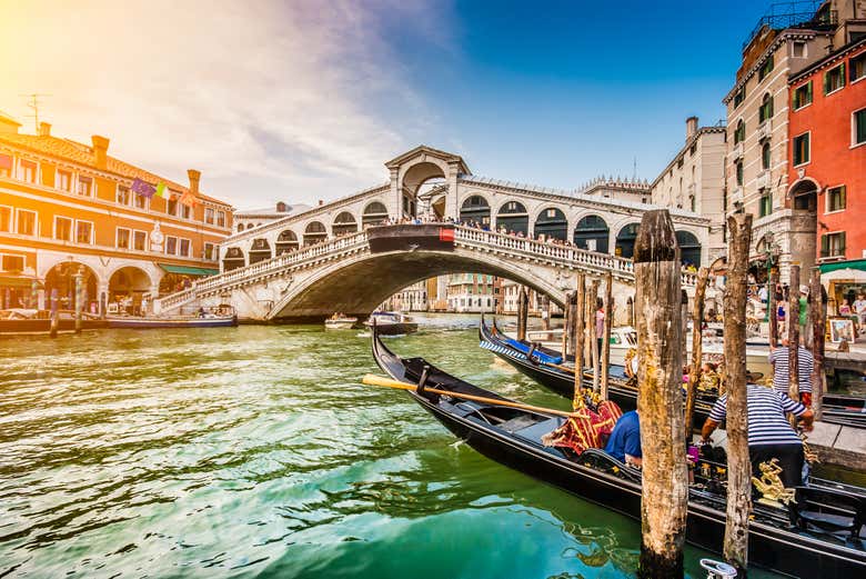 Puente Rialto sobre el Gran Canal de Venecia