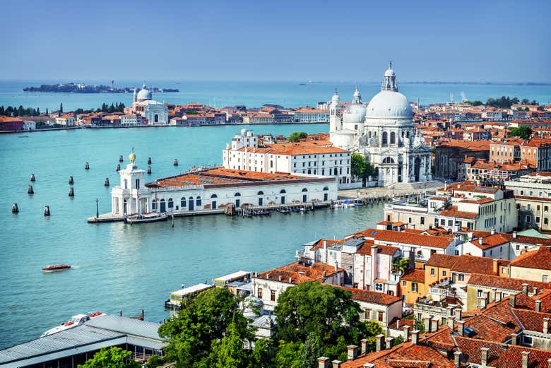 Panorámica del Gran Canal de Venecia y la iglesia della Salute