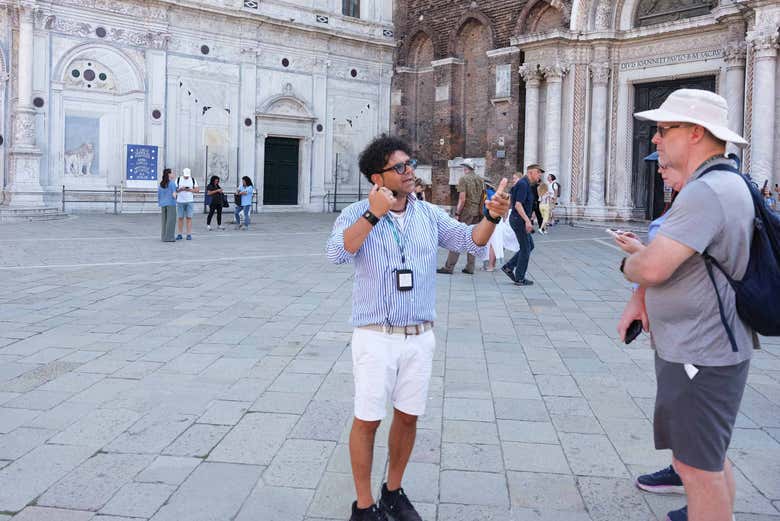 Atendiendo a las explicaciones del guía