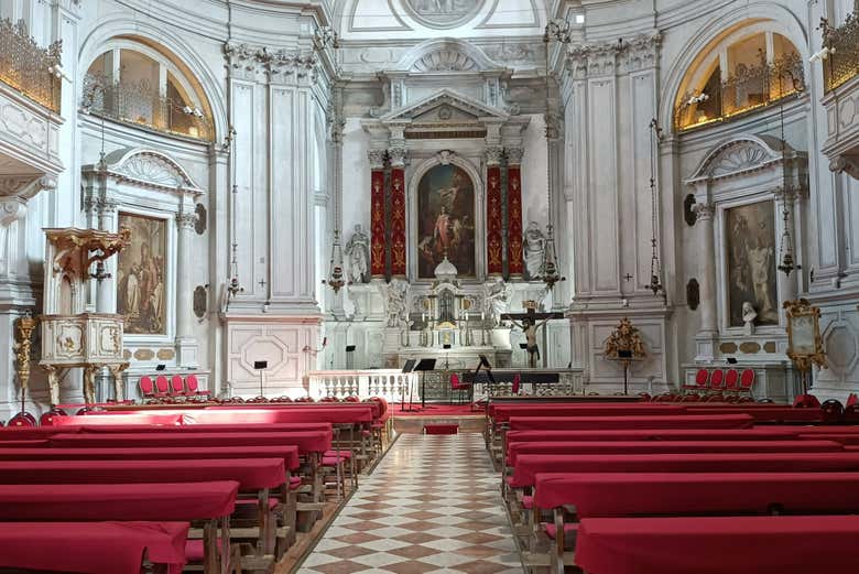 Interior de la iglesia
