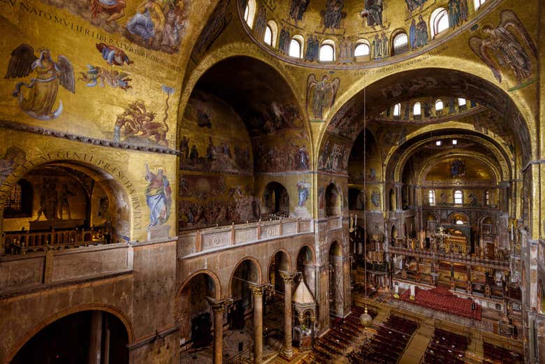 Mosaicos de ouro no interior da Basílica de São Marcos