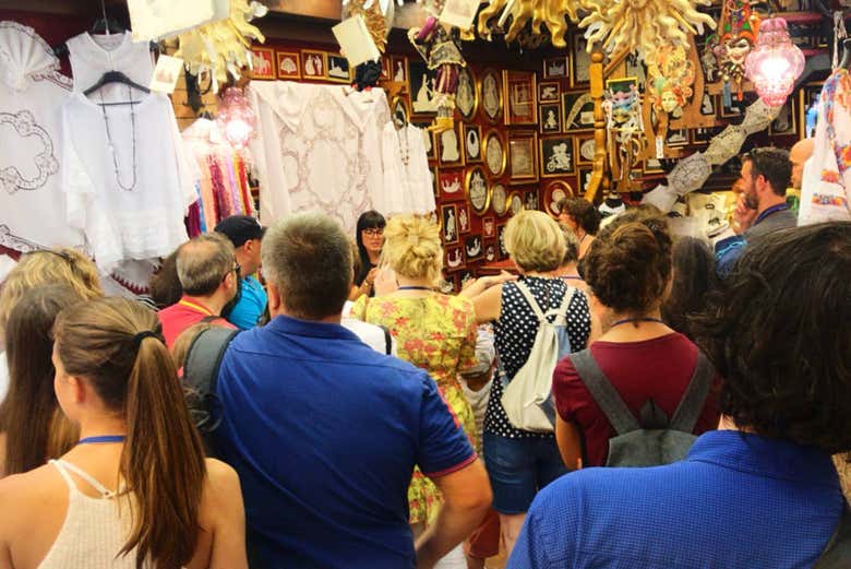 Interior de una tienda de encaje en Burano