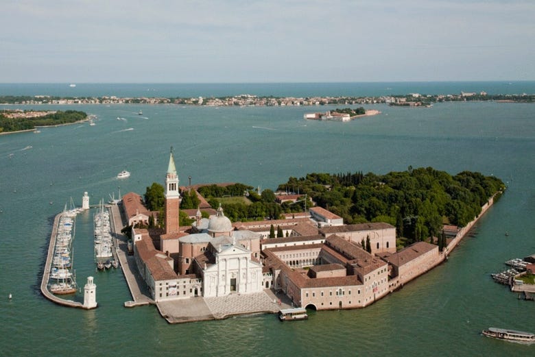 A fundação se localiza na ilha de San Giorgio Maggiore