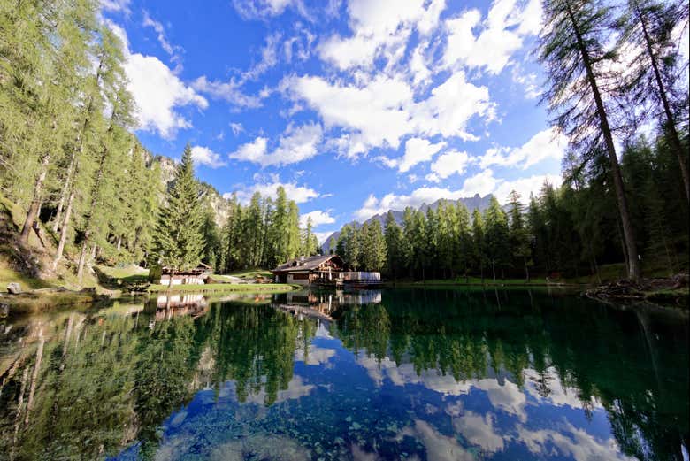 Il lago di Ghedina in una giornata di sole