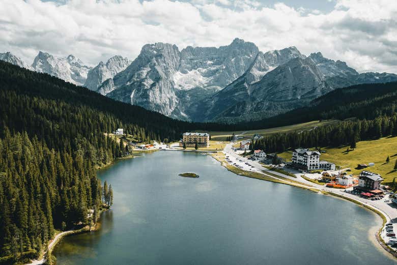 Los Alpes Dolomitas custodian el lago de Misurina