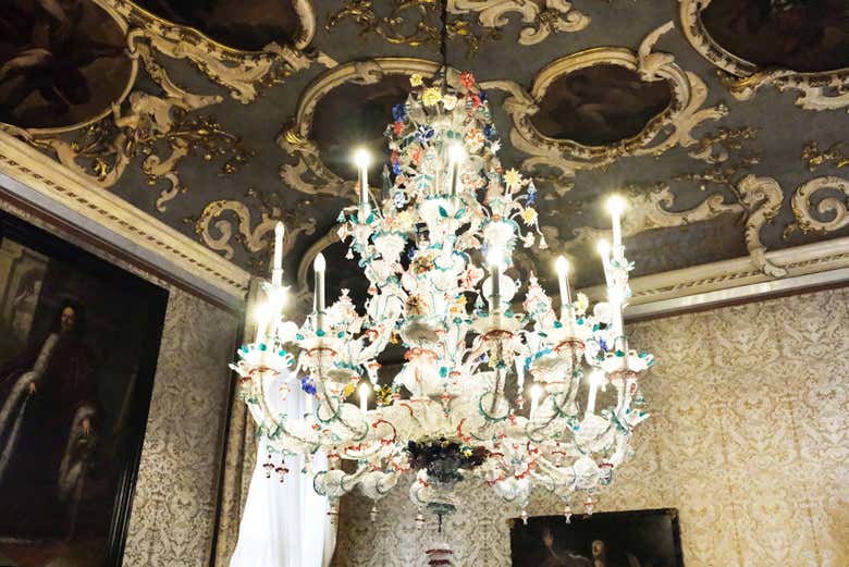 Una elegante lámpara de araña