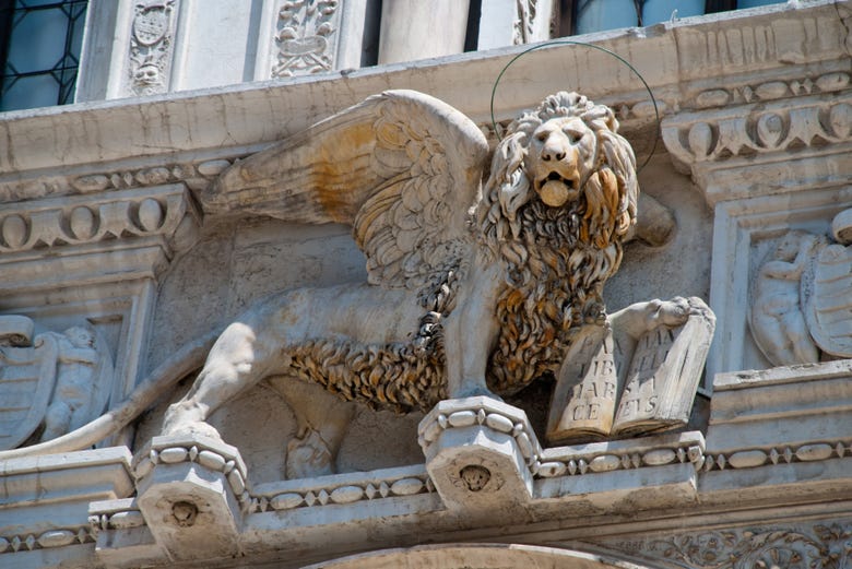 Escultura de un león en el Palacio Ducal de Venecia