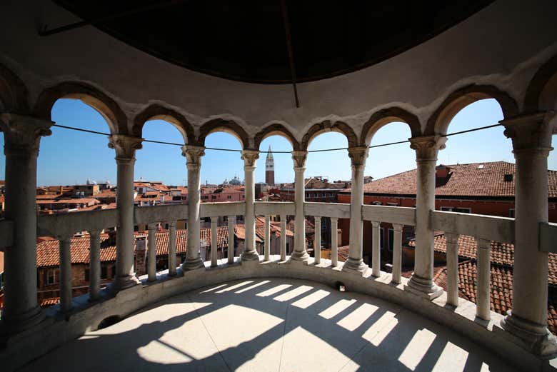 Contemplando el campanario de San Marcos