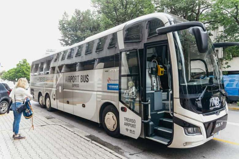 Subiendo a bordo del autobús
