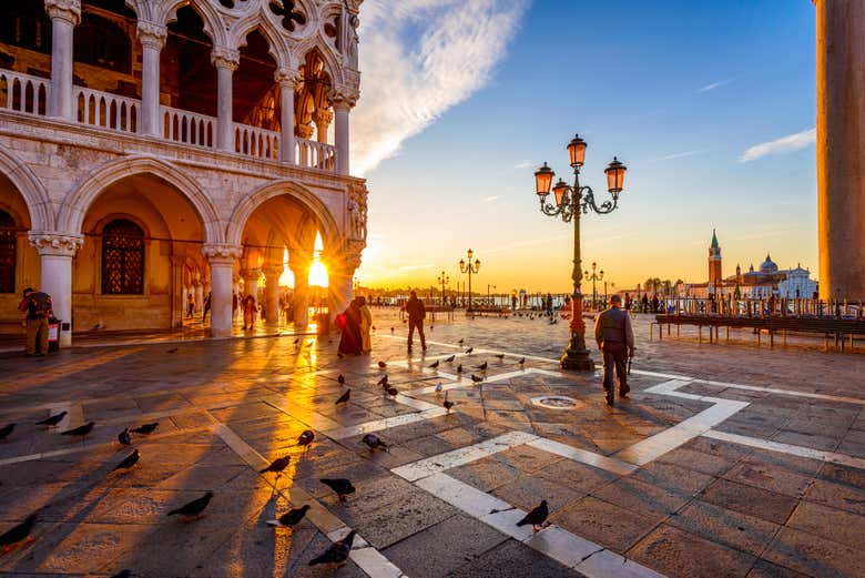 Palacio Ducal con el amanecer de fondo