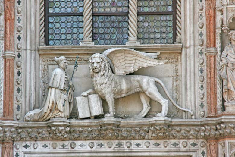 Detalles de una escultura en el Palacio Ducal