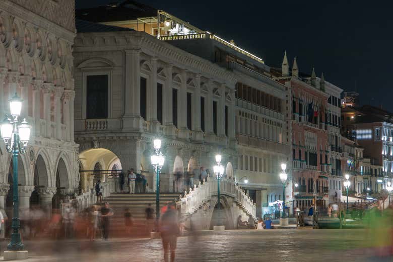 Il Palazzo delle Prigioni di sera