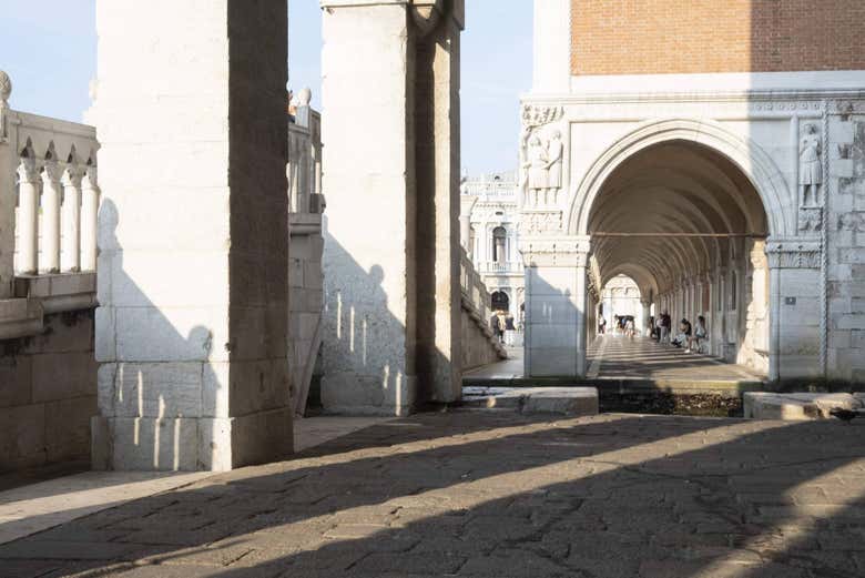 All'esterno del Palazzo delle Prigioni di Venezia