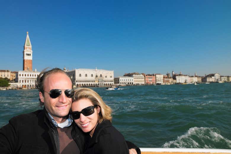 In posa con Venezia sullo sfondo