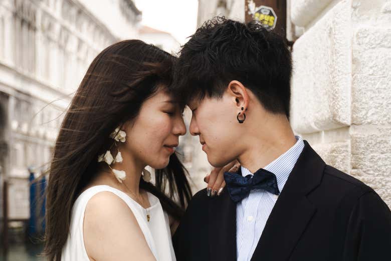 Pareja posando en las calles de Venecia