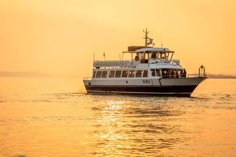 Paseando en barco al atardecer