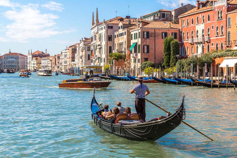 Un groupe dans une gondole partagée à Venise